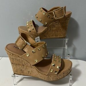 Studded platform wedge 😍